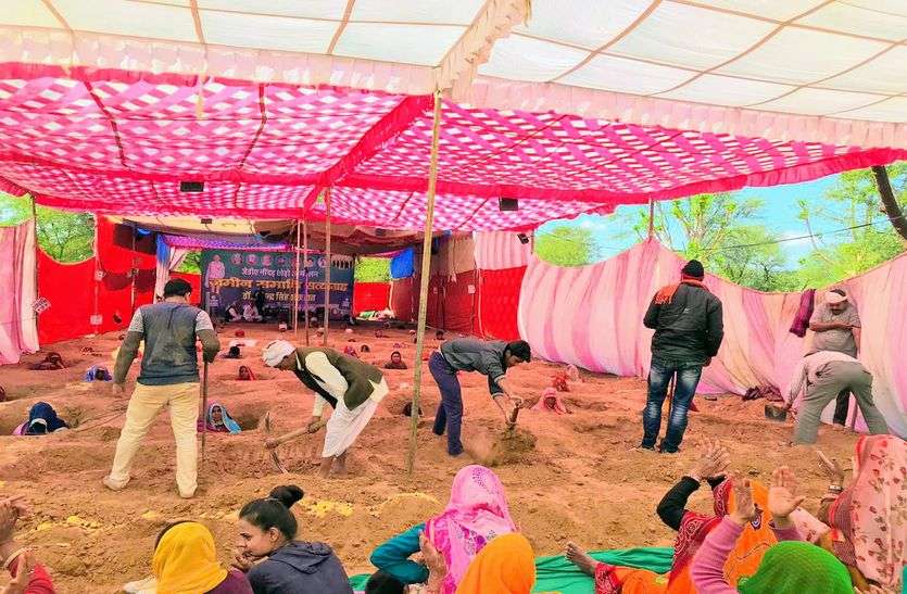 किसानों का अनूठा सत्याग्रह...61वां दिन जमीन समाधि किसानों का अनूठा सत्याग्रह...61वां दिन जमीन समाधि