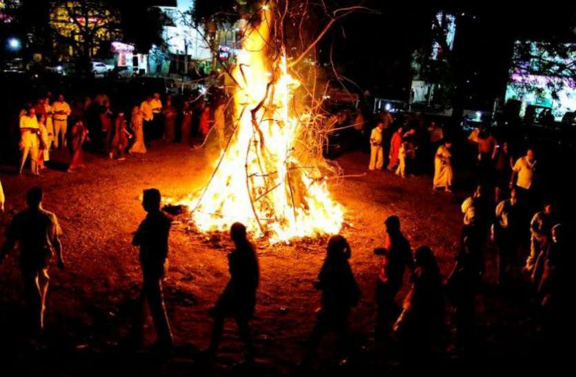 holi_9.jpg Holi 2020: यहां धधकती आग के बीच से निकलता है पुजारी, लोग बताते हैं प्रहलाद का गांव