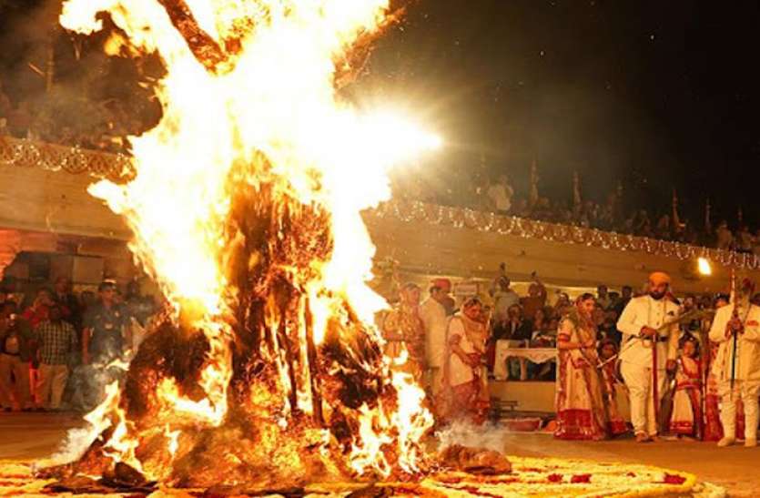 holika.jpeg होली 2020 : होलिका दहन के समय बताशे की दे आहूति बनेगी बात, ये 10 उपाय भी हैं कारगर