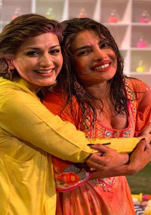 Bollywood Celebrities Celebrate Holi Pictures होली के रंग में रंगे