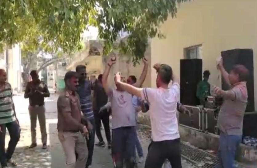 screenshot_from_2020-03-11_19-06-37.jpg पुलिसकर्मियों की ऐसी होली पहले कभी नहीं देखी होगी, जश्न देखकर आप भी कहेंगे 'वाह’