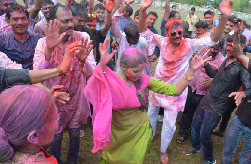 HOli होली को लेकर डीएम ने जारी किए आदेश, इन स्थानों पर होलिका दहन नहीं, यह वस्तुएं नहीं बिकेंगी