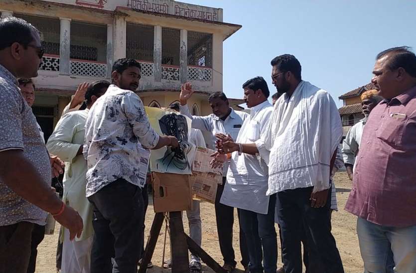 effigy burnt in Arun Yadav stronghold अरुण यादव के गढ़ में ज्योतिरादित्य सिंधिया के फोटो पर पोती कालिख, नारे लगाते हुए फूंका पुतला