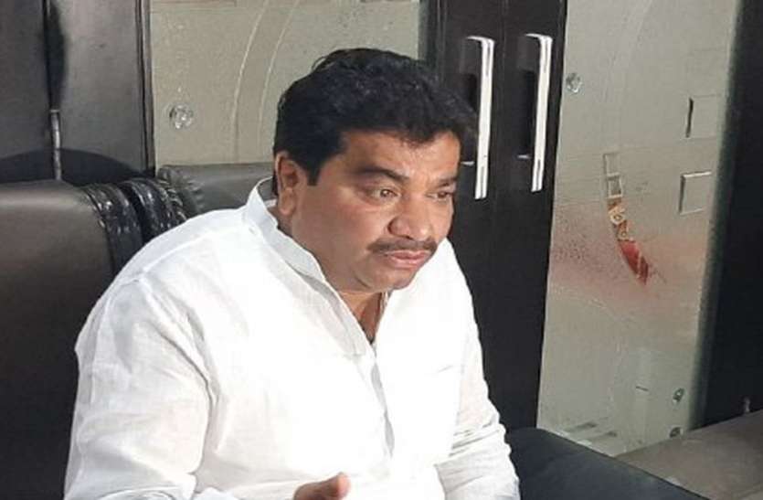 जयपुर से लौटे कांग्रेस विधायक बोले - कोई अफवाह नहीं उड़े इसलिए हम साथ साथ है जयपुर से लौटे कांग्रेस विधायक बोले - कोई अफवाह नहीं उड़े इसलिए हम साथ साथ है