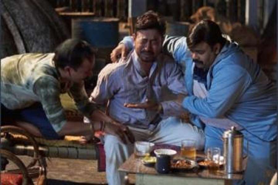 अंग्रेज़ी मीडियम : मजेदार है इरफ़ान और दीपक की जोड़ी