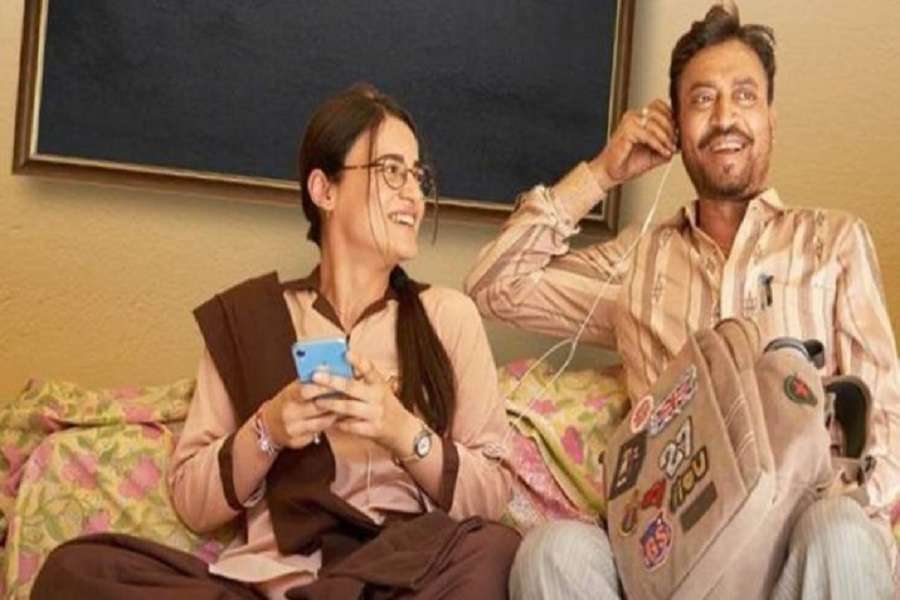 अंग्रेज़ी मीडियम : मजेदार है इरफ़ान और दीपक की जोड़ी