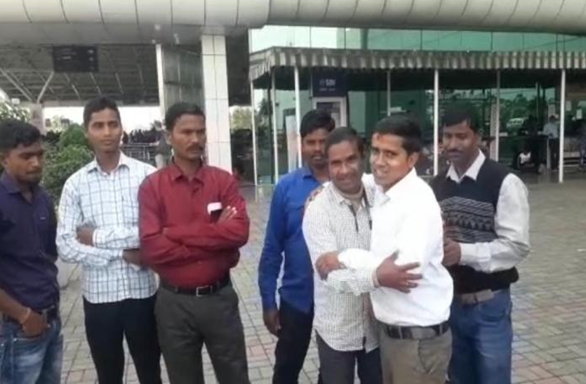विदेश में रोजगार के नाम पर इस तरह हुआ धोखा, बड़ी मुश्किल से वापस लौटे दर्जनों मजदूर विदेश में रोजगार के नाम पर इस तरह हुआ धोखा, बड़ी मुश्किल से वापस लौटे दर्जनों मजदूर