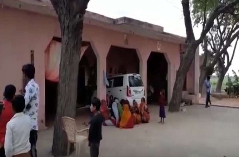 22 वर्षीय युवक की गोली लगने से गई जान, हत्या व आत्महत्या के बीच जांच में जुटी पुलिस 22 वर्षीय युवक की गोली लगने से गई जान, हत्या व आत्महत्या के बीच उलझी पुलिस जांच में जुटी