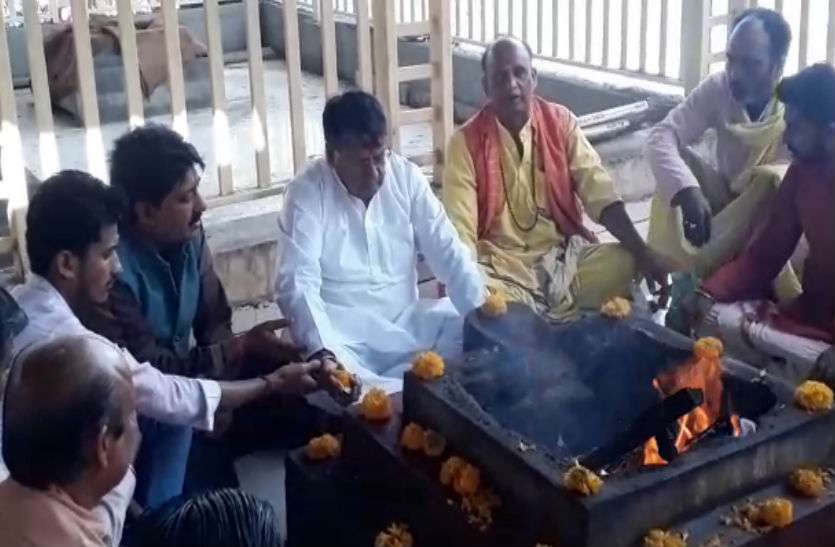 78.jpg 'सत्ता की देवी' की शरण में कमलनाथ के मंत्री, सरकार बचाने के लिए किया हवन!