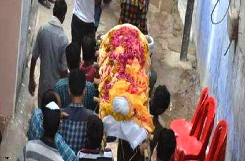corona लापरवाही: संदिग्ध की मौत, अंतिम संस्कार में बड़ी संख्या में शामिल हुए लोग, बाद में कोरोना रिपोर्ट आई पॉजिटिव