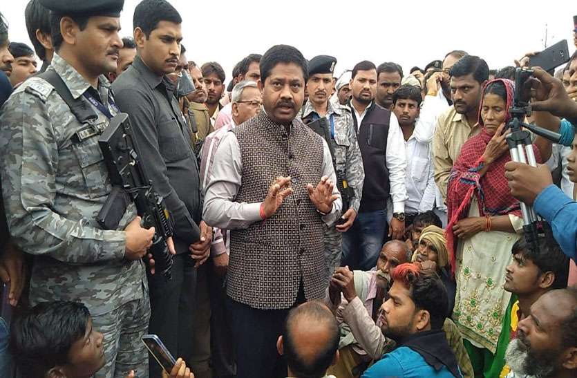 टूट गया अन्नदाताओं के सब्र का बांध राष्ट्रीय राजमार्ग किया जाम समझाने पहुंचे प्रभारी मंत्री से.... टूट गया अन्नदाताओं के सब्र का बांध राष्ट्रीय राजमार्ग किया जाम समझाने पहुंचे प्रभारी मंत्री से....