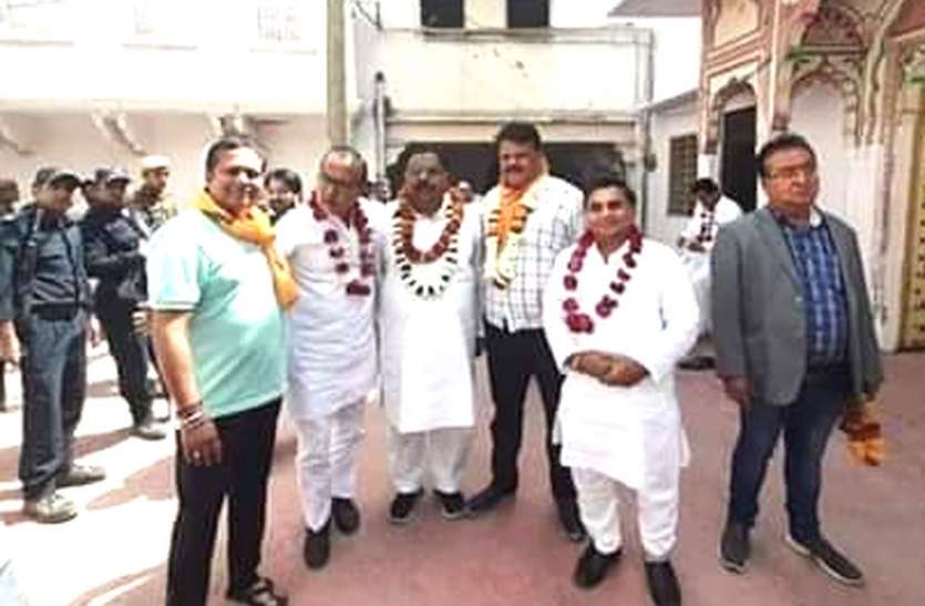 jyotiraditya Scindia and mp mla's update सिंधिया वॉर सोशल मीडिया पर छिड़ा, हारे के सहारे खाटू श्याम के दर पर विधायक ने मांगी मन्नत