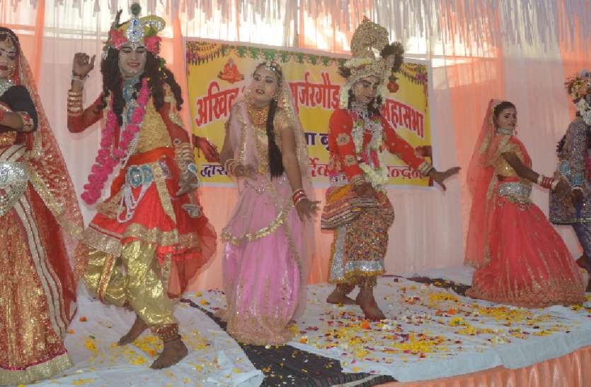 शपथ ग्रहण समारोह आयोजित, फागोत्सव में झूमे लोग शपथ ग्रहण समारोह आयोजित, फागोत्सव में झूमे लोग