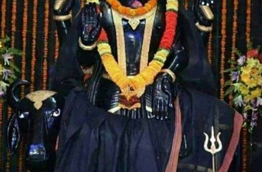 शनिदेव को प्रसन्न करना है तो पहन लें मामूली सी ये चीज, हो जाएंगे मालामाल शनिदेव को प्रसन्न करना है तो पहन लें मामूली सी ये चीज, हो जाएंगे मालामाल