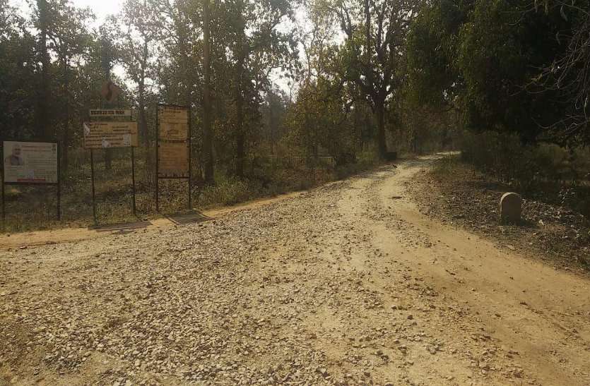 विधायक के घर जाने का रास्ता ही खस्ताहाल, कहा- नहीं बनी रोड तो बैठेंगे धरने पर विधायक के घर जाने का रास्ता ही खस्ताहाल, कहा- नहीं बनी रोड तो बैठेंगे धरने पर