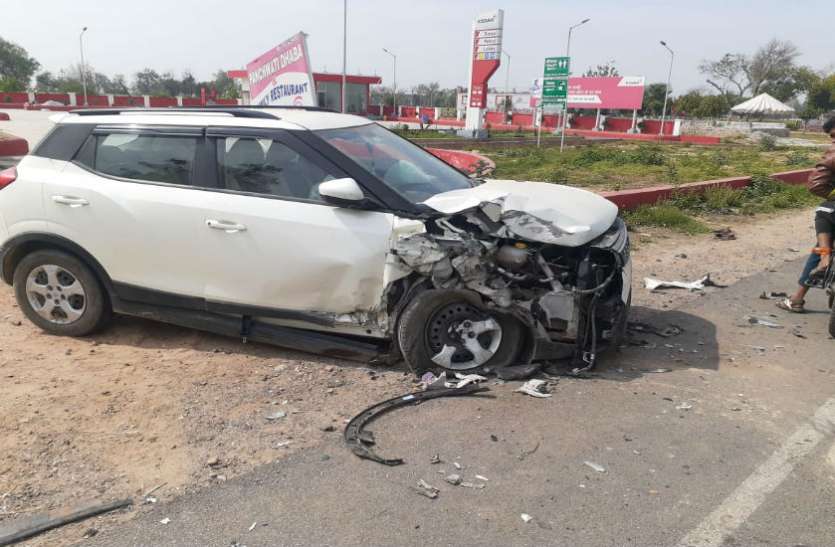 आगरा-जयपुर हाईवे पर कार ने श्रृद्धालुओं से भरे टैम्पों को मारी टक्कर, एक की मौत और 12 घायल आगरा-जयपुर हाईवे पर कार ने श्रृद्धालुओं से भरे टैम्पों को मारी टक्कर, एक की मौत और 12 घायल