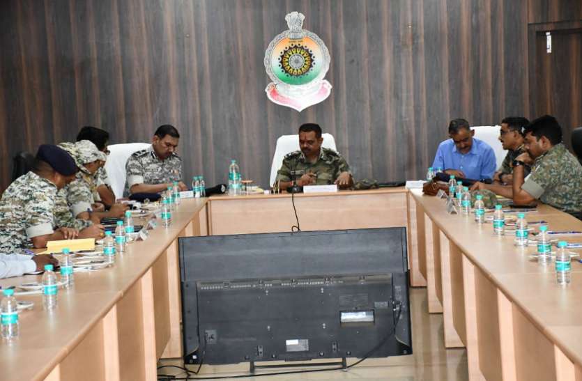 बस्तर में DGP की बैठक, नक्सलियों के विरुद्ध ऑपरेशन तेज करने के दिए निर्देश बस्तर में DGP की बैठक, नक्सलियों के विरुद्ध ऑपरेशन तेज करने के दिए निर्देश