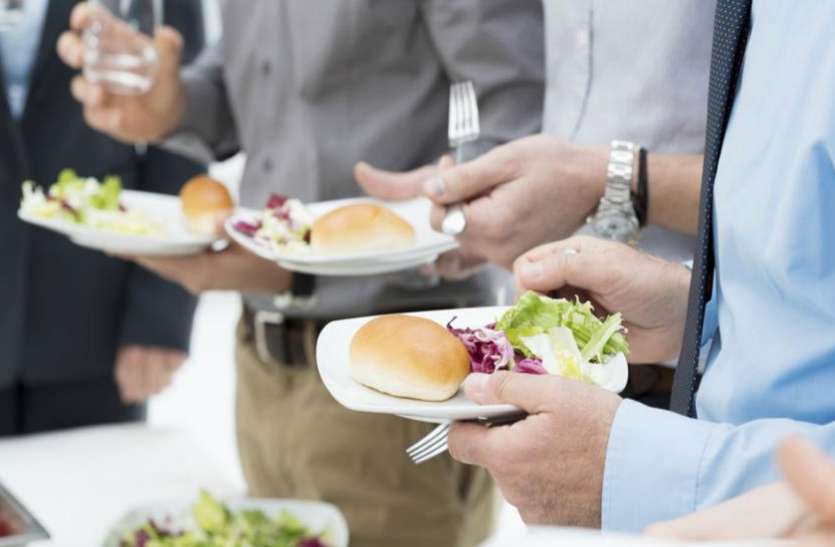 follow_these_rules_while_eating.jpg खाना खाते समय इन नियमों का करें पालन, जीवन में कभी नहीं होगी पैसों की कमी