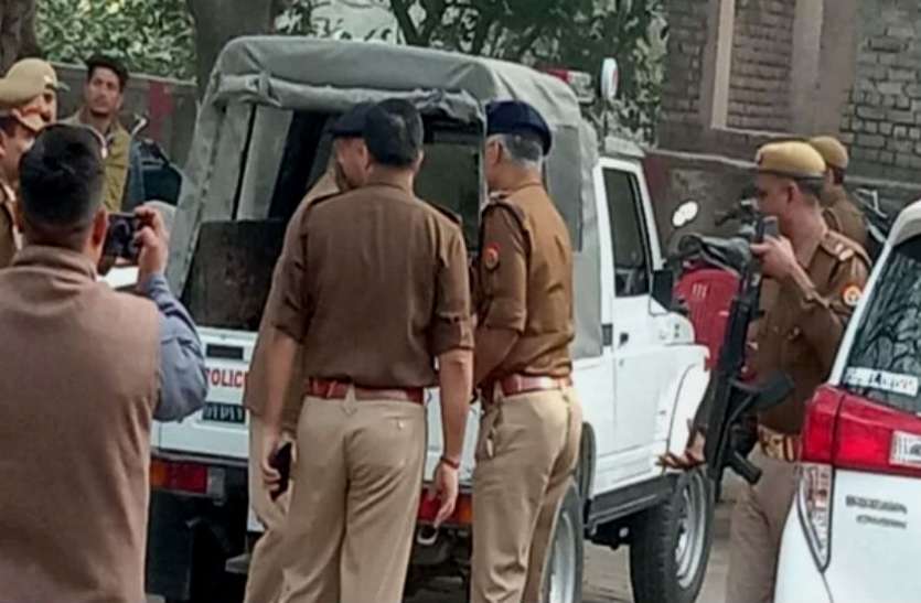 NH 2 पर गोतस्करों से यूपी पुलिस की मुठेभेड़, एक तस्कर ढेर, दो सिपाही घायल NH 2 पर गोतस्करों से यूपी पुलिस की मुठेभेड़, एक तस्कर ढेर, दो सिपाही घायल