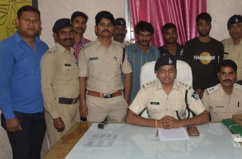 police arrested three acused of murder murder : छोटे से विवाद पर की थी युवक की हत्या, तीन आरोपी गिरफ्तार