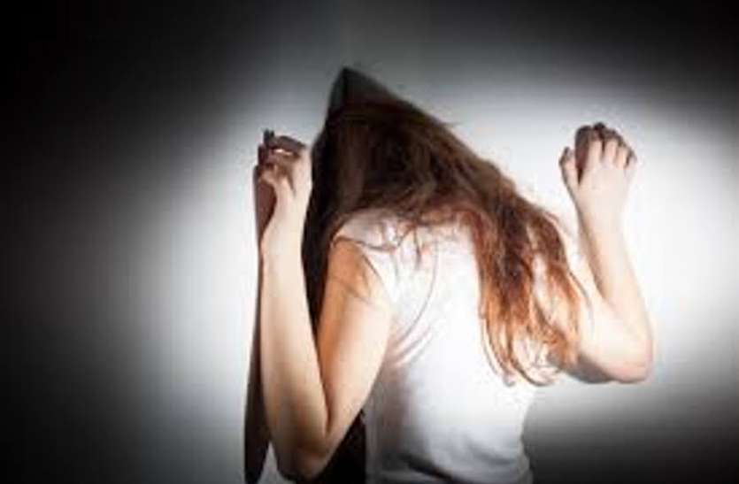 Jeth beat woman with belt प्रॉपर्टी बंटवारे पर जेठ ने किया महिला की बेल्ट से पिटाई