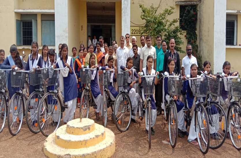 48 girl students of Lakholi school got bicycle मॉडल स्कूलों के नया शिक्षासत्र २० से, ऑनलाइन होगी पढ़ाई