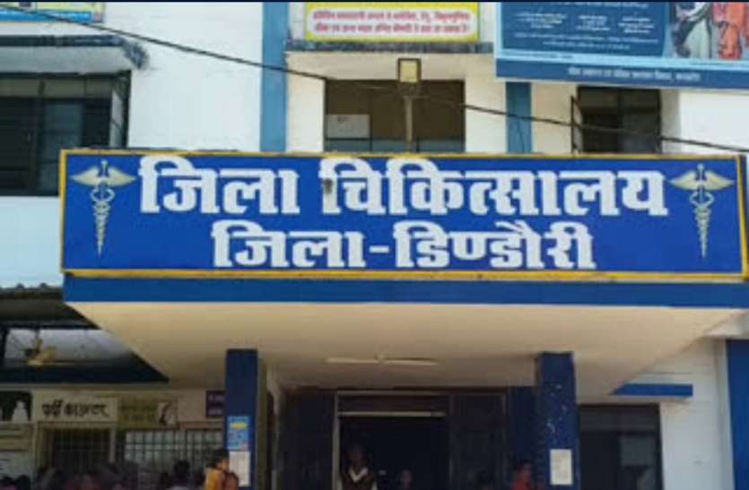 डाक्टर व कर्मचारी बरत रहे थे लापरवाही, अधिकारियों ने चस्पा कर दिया नोटिस डाक्टर व कर्मचारी बरत रहे थे लापरवाही, अधिकारियों ने चस्पा कर दिया नोटिस