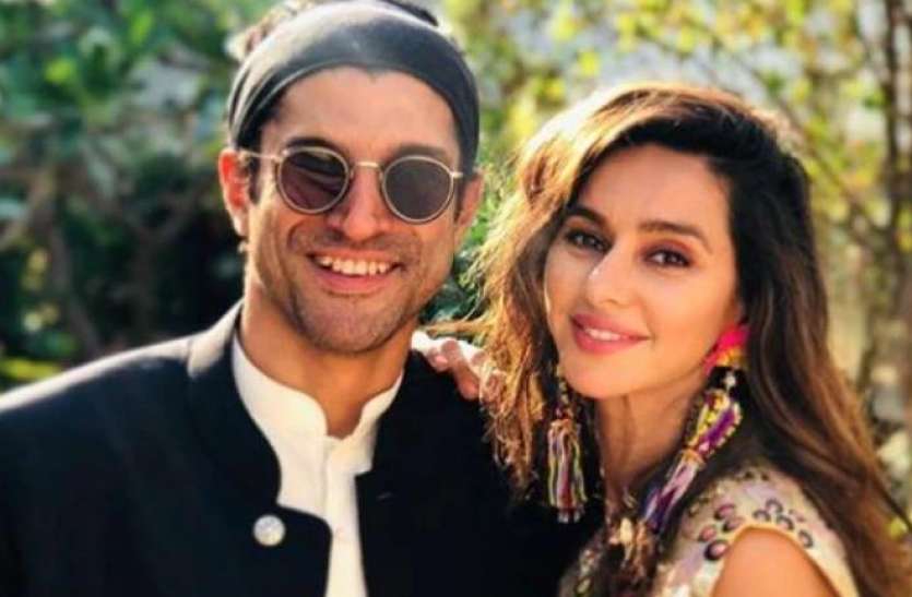 Shibani Dandekar With Farhan Akhtar Shared Photo Viral With Special Ef - फरहान अख्तर के साथ शिबानी दांडेकर ने शेयर की रोमांटिक फोटो, फैंस ने कहा- इतना डैंड्रफ कहां से आया |