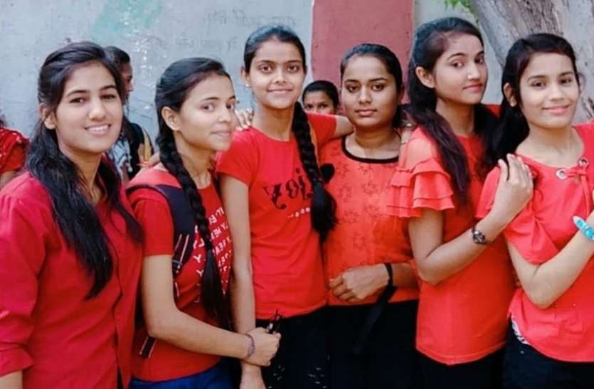 College Girls, Function, Clothing, Theme, Friends Group फंक्शन में एक रंग के कपड़ों की गल्र्स अपना रहीं थीम