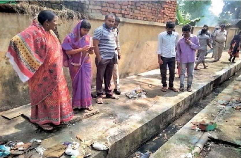 मां तेरी छोटी सी नादानी समाज की आंख में कांटा क्या बनी, तूने तो मुझे गन्दी नाली में फेंक दिया मां तेरी छोटी सी नादानी समाज की आंख में कांटा क्या बनी, तूने तो मुझे गन्दी नाली में फेंक दिया