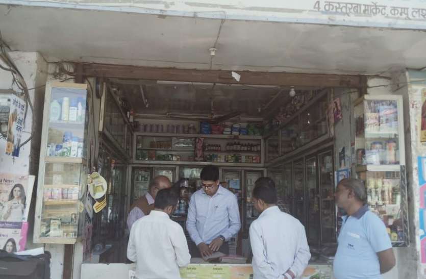 Sanitizer to be built at a cost of 30 rupees, sales up to three times at city drug stores 30 रुपए की लागत में बनने वाला सेनेटाइजर शहर की दवा दुकानों पर तीन गुना तक हो रही बिक्री