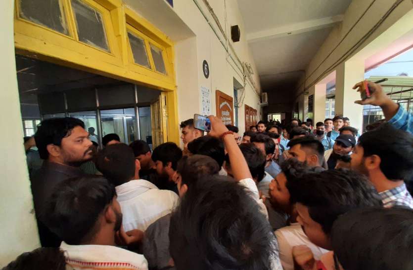 Uproar in the college over Corona, police evacuates college कोरोना को लेकर कॉलेज में हंगामा, पुलिस ने खाली कराया कॉलेज