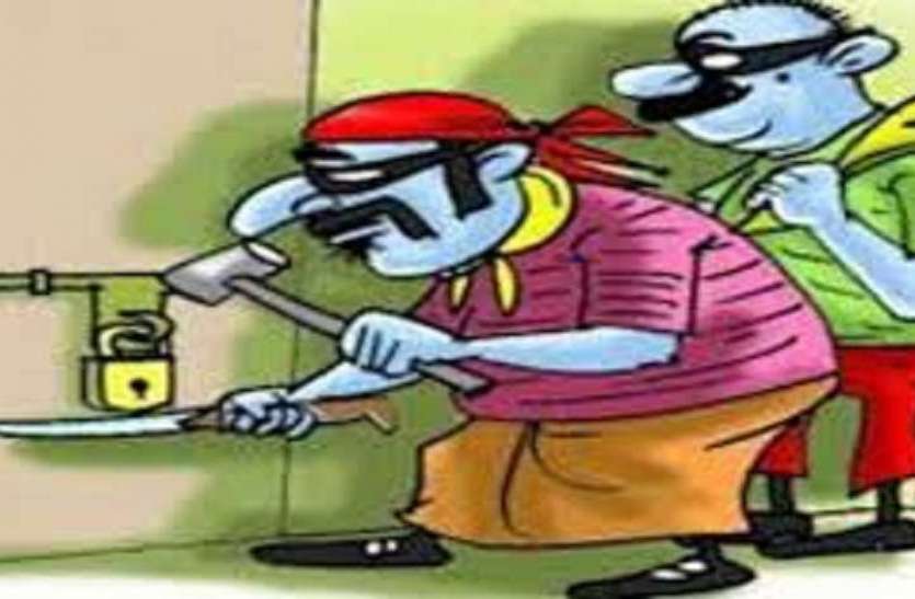 Theft: बाहर पुलिस की गश्त भीतर से घरेलू सामान ले गए चोर नाकाबंदी फिर भी दारोगा जी चोरी हो गई