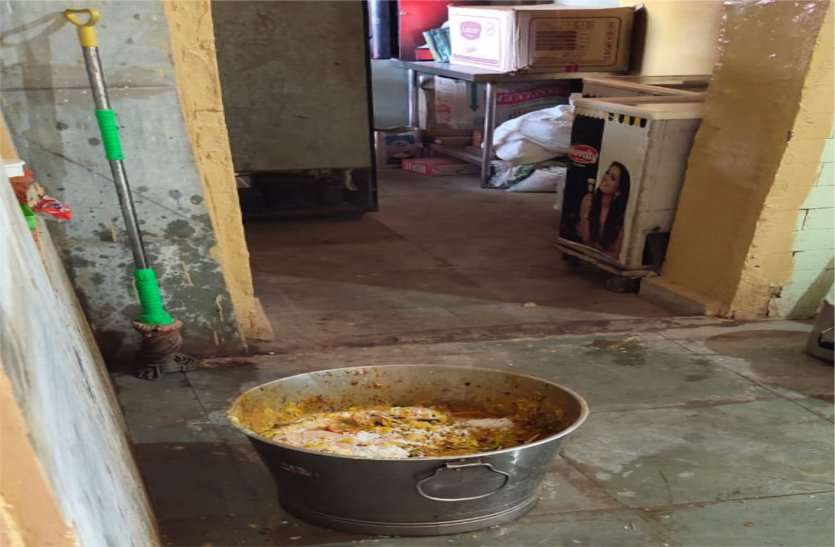 Food was being prepared at the railway station amidst the mess गंदगी के बीच रेलवे स्टेशन पर तैयार हो रही थी खाद्य सामग्री