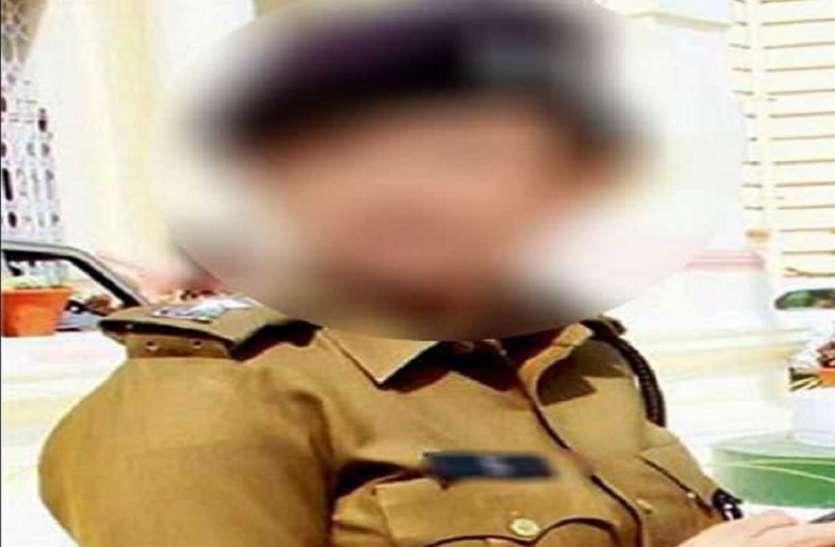 कंट्रोल रूम में तैनात पुलिस वाले ने कर लिया था अकाउंट हैक, महिला आरक्षक को भेजता था अश्लील फोटो और वीडियो कंट्रोल रूम में तैनात पुलिस वाले ने कर लिया था अकाउंट हैक, महिला आरक्षक को भेजता था अश्लील फोटो और वीडियो