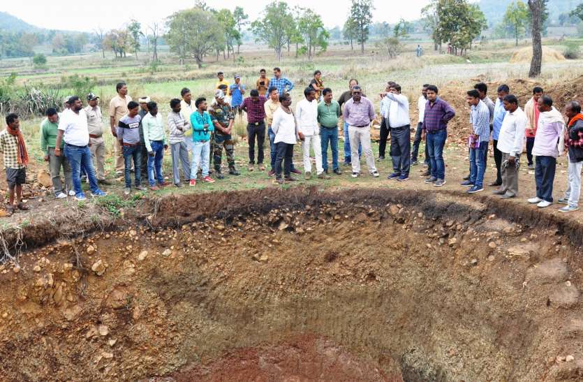 Villagers said to the collector who reached the village, गांव पहुंचे कलेक्टर से ग्रामीणों ने कहा कहा साहब दोनों टाइम दिलाया जाए पानी