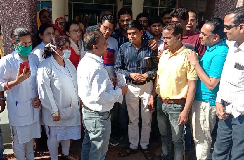 डॉक्टर ने लेखापाल को पीटा,विरोध में उतरे कर्मचारी,बोले-24 घंटे में डॉक्टर पर नहीं हुई कार्रवाई तो करेगे हड़ताल डॉक्टर ने लेखापाल को पीटा,विरोध में उतरे कर्मचारी,बोले-24 घंटे में डॉक्टर पर नहीं हुई कार्रवाई तो करेगे हड़ताल