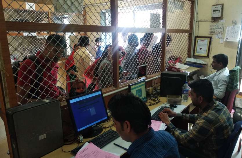 अधिकारों की लड़ाई की भेंट चढ़ रहे निगम के काम अधिकारों की लड़ाई की भेंट चढ़ रहे निगम के काम