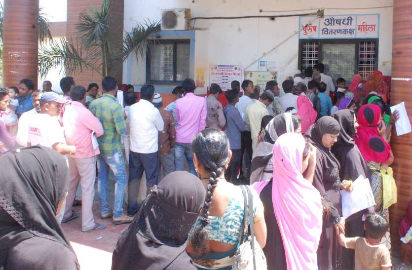 Cold, cough patient standing for medicine among normal patients सामान्य मरीजों के बीच दवाई के लिए खड़ा हो रहा सर्दी, खांसी का मरीज