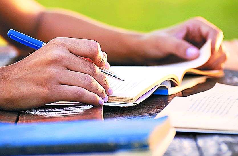 exam_3.jpg परीक्षा केंद्र पर सीलबंद नहीं मिले प्रश्नपत्र, उत्तरपुस्तिाएं भी खुले में रखी मिलीं