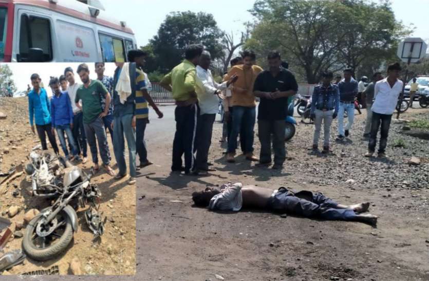 हाइवे के जोड़ पर दिल्ली जा रही कार की टक्कर से बाइक के परखच्चे उड़े, चालक की मौत हाइवे के जोड़ पर दिल्ली जा रही कार की टक्कर से बाइक के परखच्चे उड़े, चालक की मौत