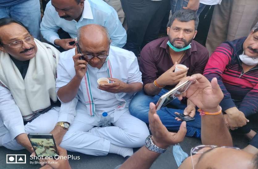 विधायकों से मिलने का दबाव बना कर आचार संहिता का उल्लंघन कर रहे हैं दिग्विजय विधायकों से मिलने का दबाव बना कर आचार संहिता का उल्लंघन कर रहे हैं दिग्विजय