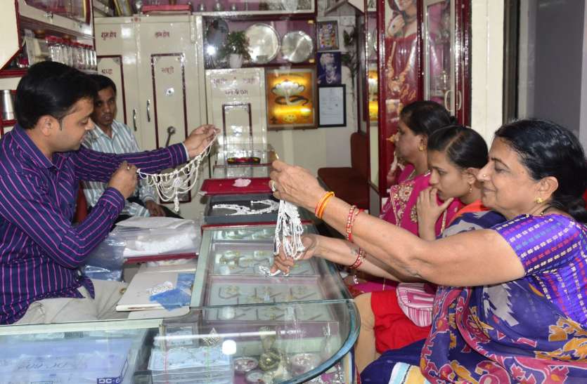 Corona Virus News Khandwa सराफा में छाया कोरोना, 10 दिन में सोना 3350 और चांदी में 12 हजार रुपए की कमी
