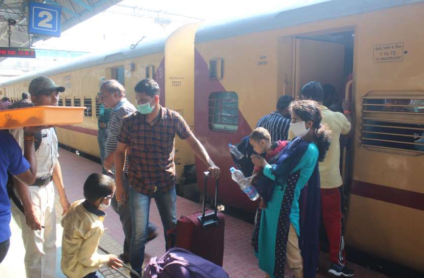 Train stopped at Khandwa station on suspicion of being a corona patient मुंबई से आ रही ट्रेन में कोरोना मरीज होने की सूचना, खंडवा स्टेशन पर मचा हड़कंप