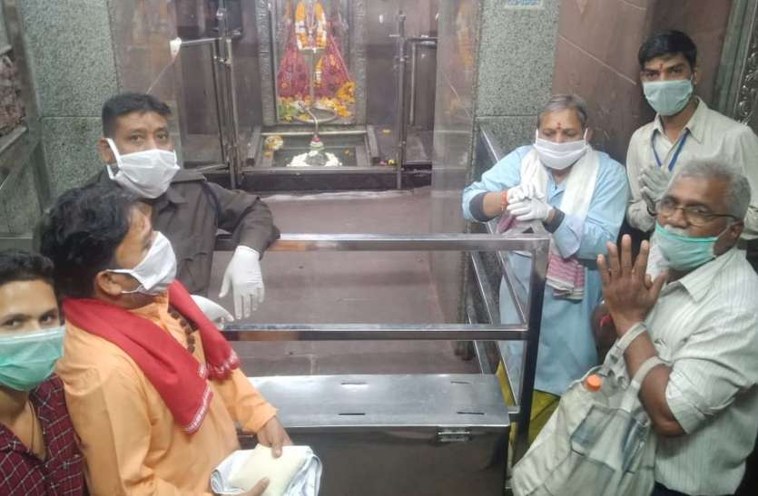 कोरोना वायरस के डर से भक्तों की भगवान से बढ़ाई दूरी कोरोना वायरस के डर से भक्तों की भगवान से बढ़ाई दूरी