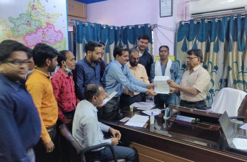 जिले में बढ़ा मास्क और सेनेटाइजर का संकट जिले में बढ़ा मास्क और सेनेटाइजर का संकट