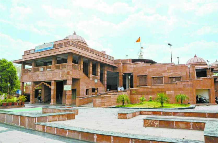 Entrance to Mangalnath temple closed due to Corona virus मंगलनाथ मंदिर में सभी दर्शनार्थियों के गर्भगृह प्रवेश पर लगाई रोक