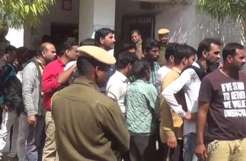 दानपुर में जुआघर पर एटीएस और पुलिस का छापा, 40 जुआरी गिरफ्तार, लाखों रुपए सहित 30 गाडिय़ां बरामद दानपुर में जुआघर पर एटीएस और पुलिस का छापा, 40 जुआरी गिरफ्तार, लाखों रुपए सहित 30 गाडिय़ां बरामद