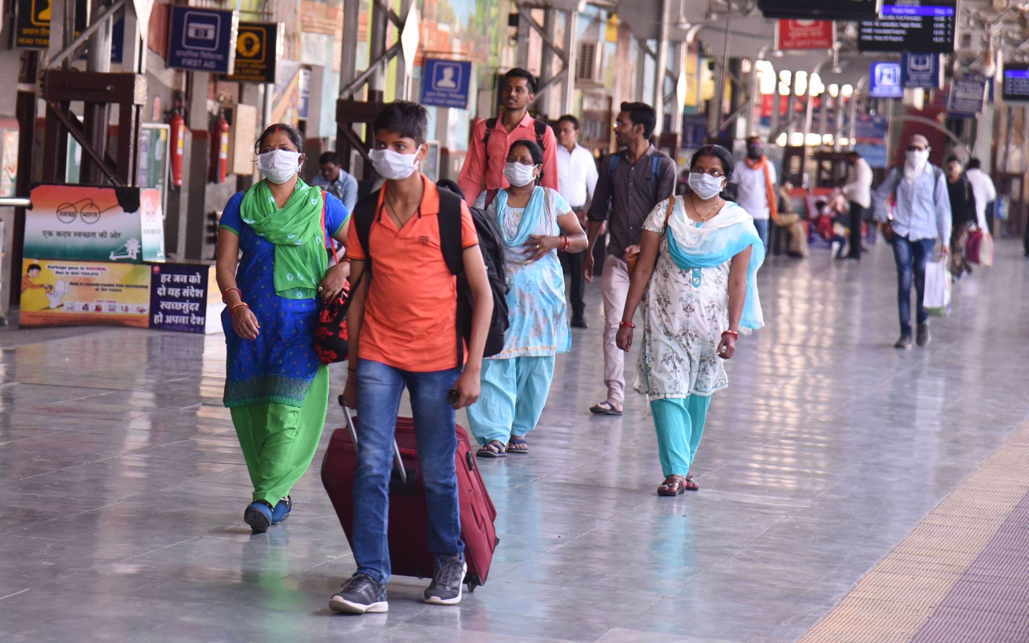 रेल्वे पर भी आने वाले यात्री मास्क पहनेदिखाई दिये
