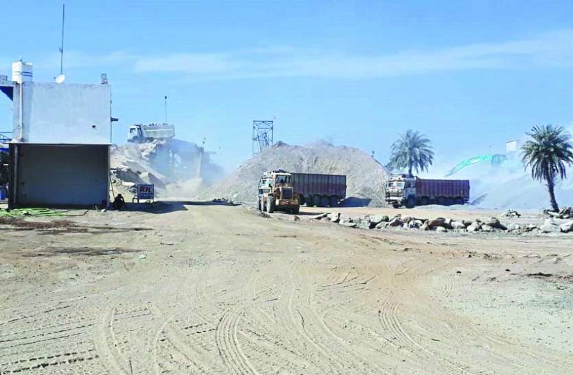 The villagers are suffocated by the dust of the dust, crops are getting destroyed, farmers are upset डस्ट के गुबार से ग्रामीणों का घुट रहा दम, तबाह हो रहीं फसलें, किसान परेशान